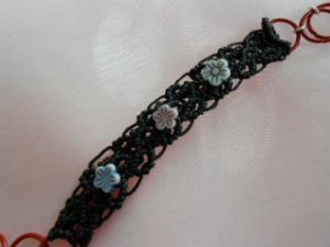 bracelet macramé noir et rouge